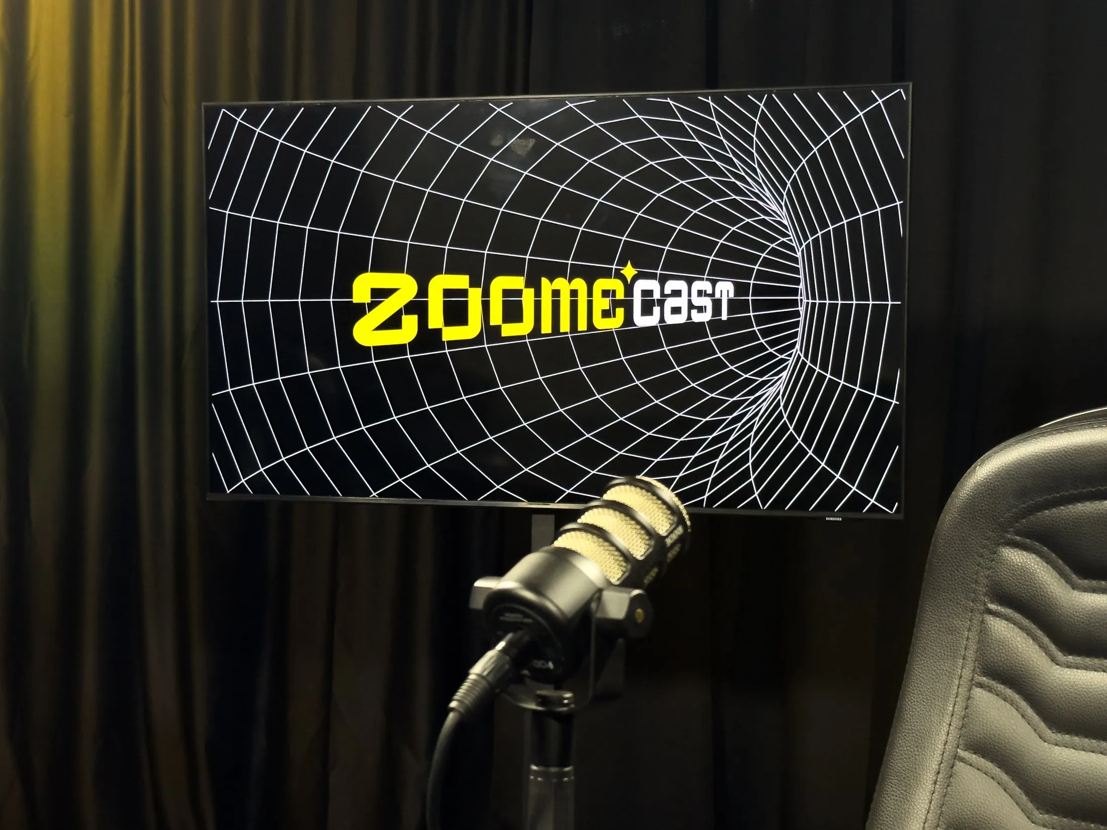 Bancada do ZOOMECAST com microfone e telão